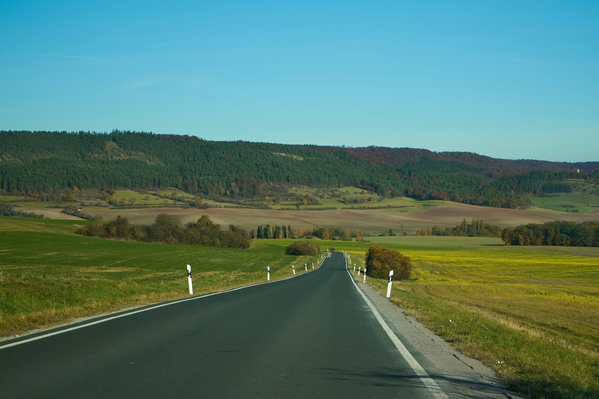 Route de campagne française vue depuis une voiture